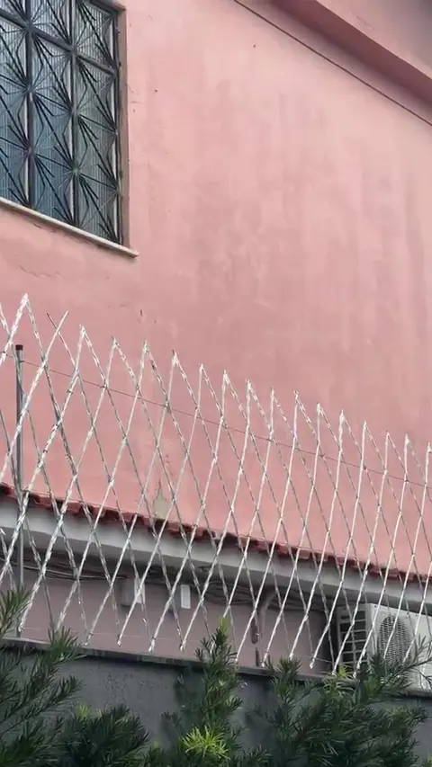 Capa do vídeo: Rede laminada no muro de uma casa